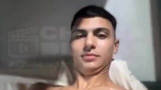 Moleque favelado goza muito com mulher em vídeo chamada